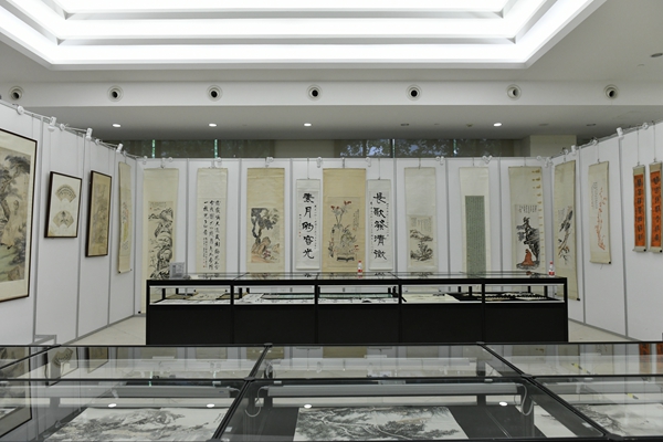 转上观新闻：纪念张大千宗师诞辰120周年书画文献展在沪开幕